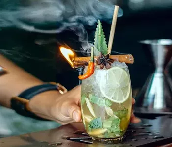 Đến TP.HCM thưởng thức cocktail phở khói lửa độc đáo